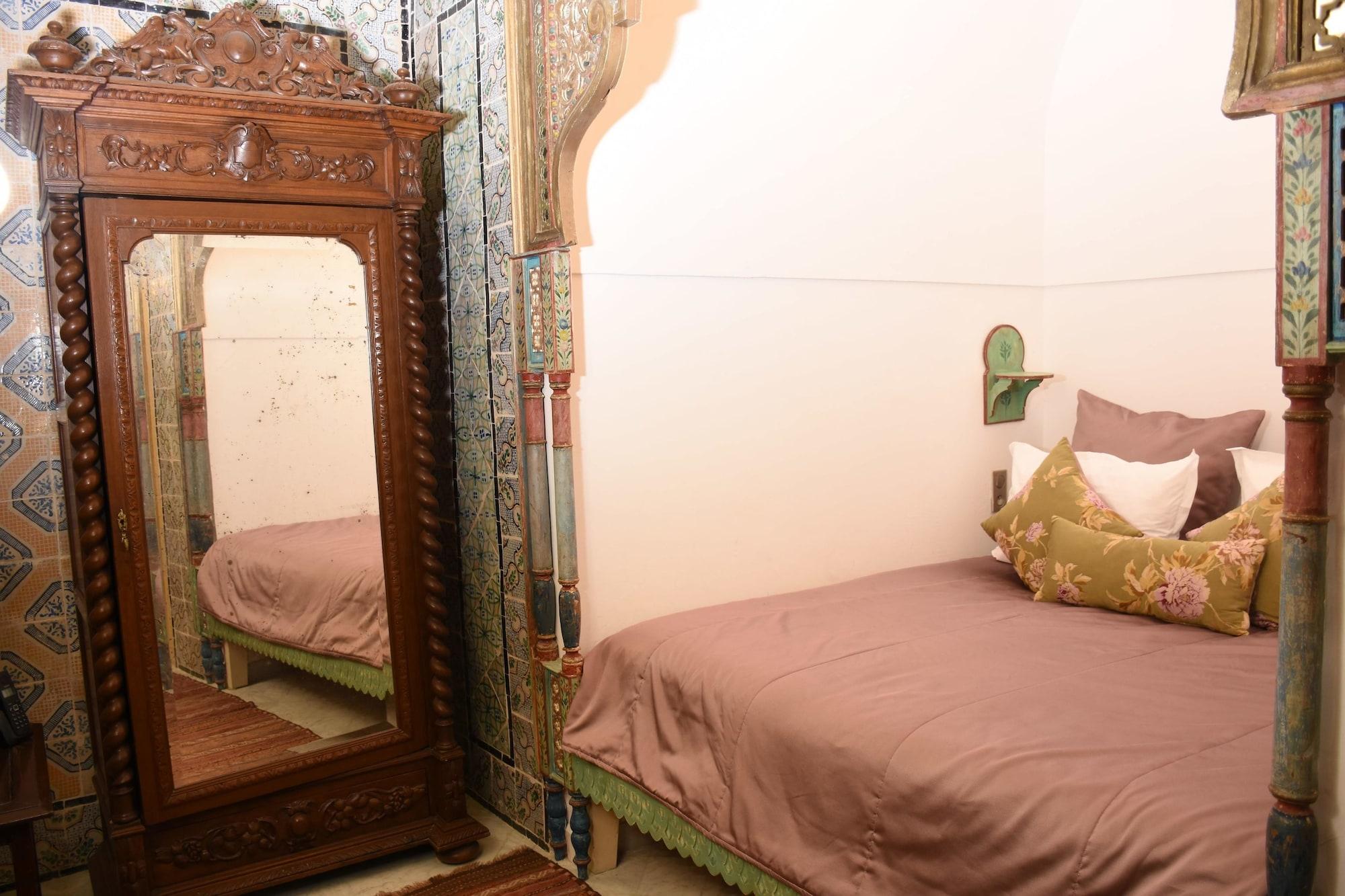 ホテル パレ バイラム チュニス エクステリア 写真 A bedroom at the hotel