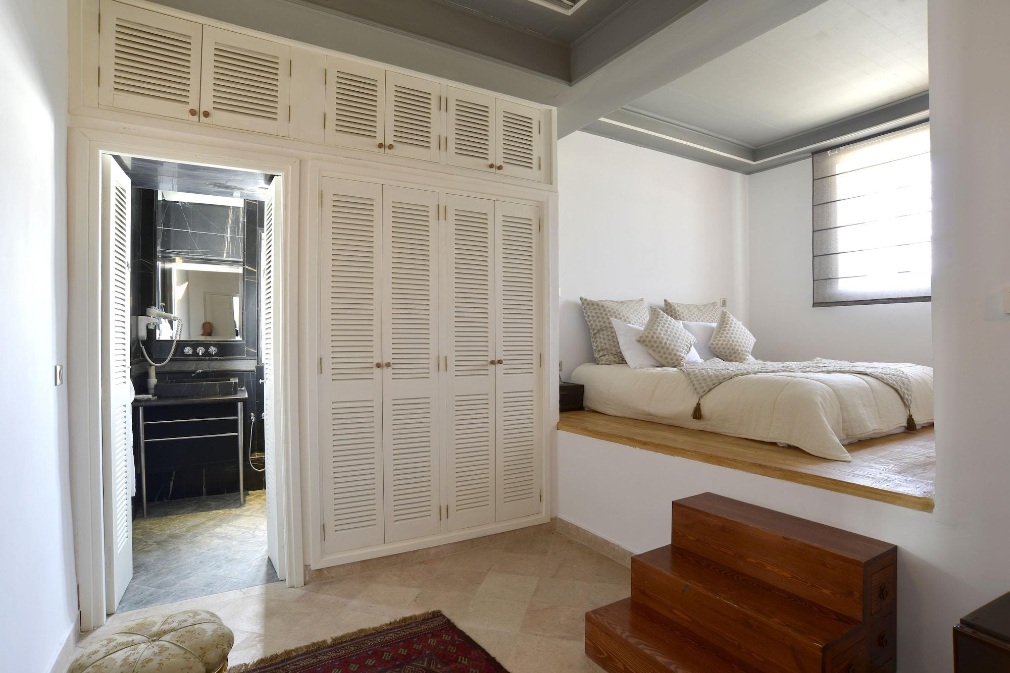 ホテル パレ バイラム チュニス エクステリア 写真 A bedroom with a built-in bed