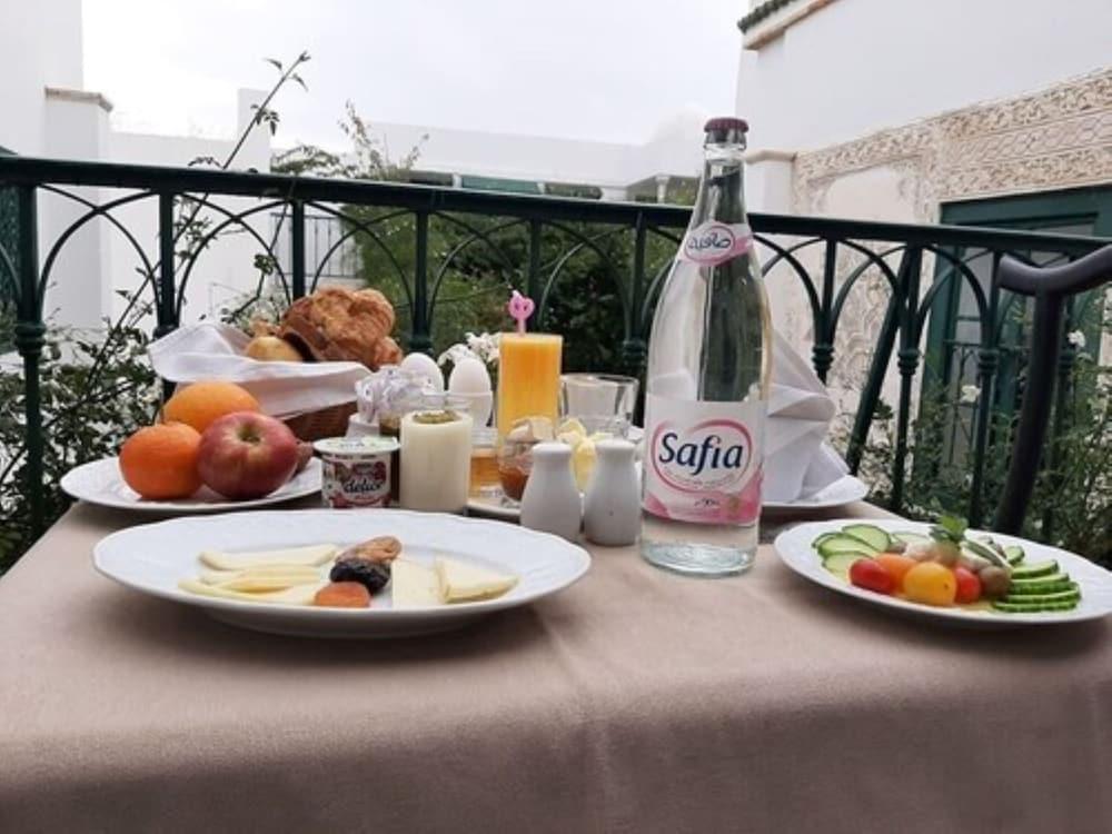 ホテル パレ バイラム チュニス エクステリア 写真 Safia mineral water