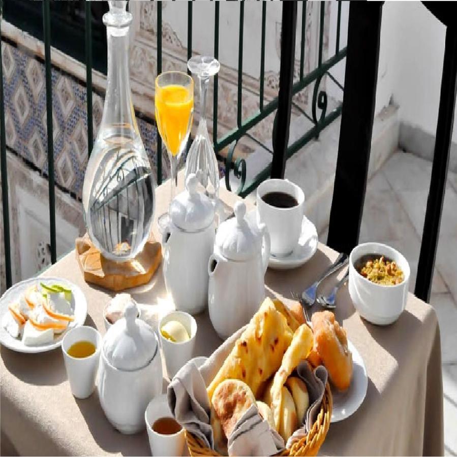 ホテル パレ バイラム チュニス エクステリア 写真 A typical breakfast