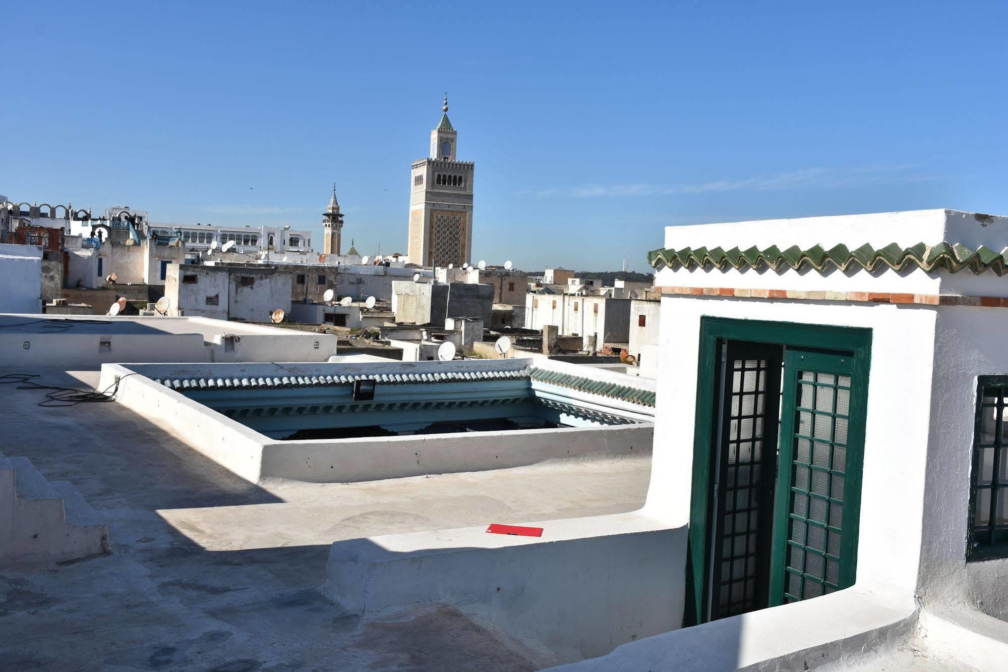 ホテル パレ バイラム チュニス エクステリア 写真 Rooftop view of the medina of Fez