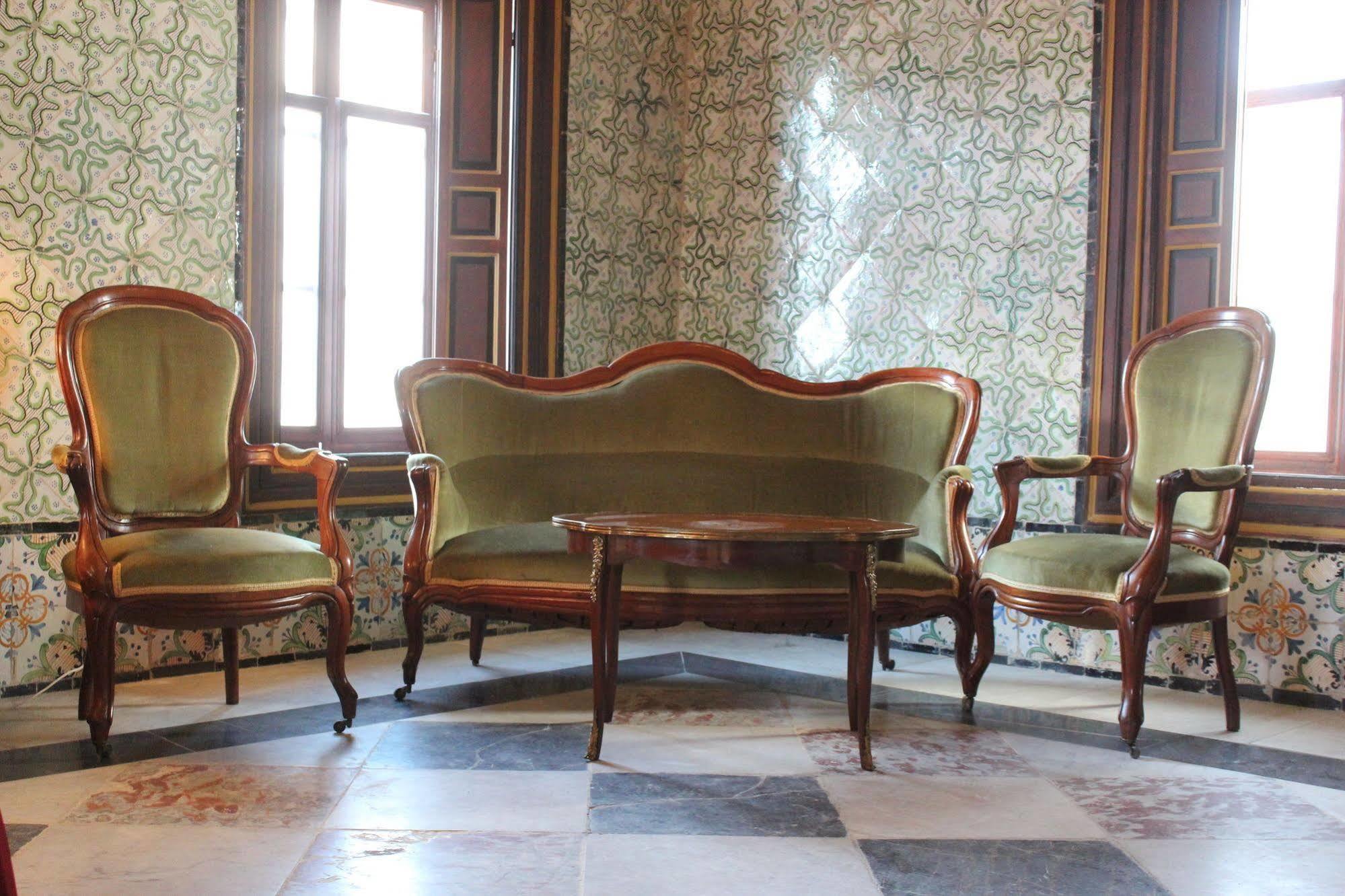 ホテル パレ バイラム チュニス エクステリア 写真 Furniture in the palace
