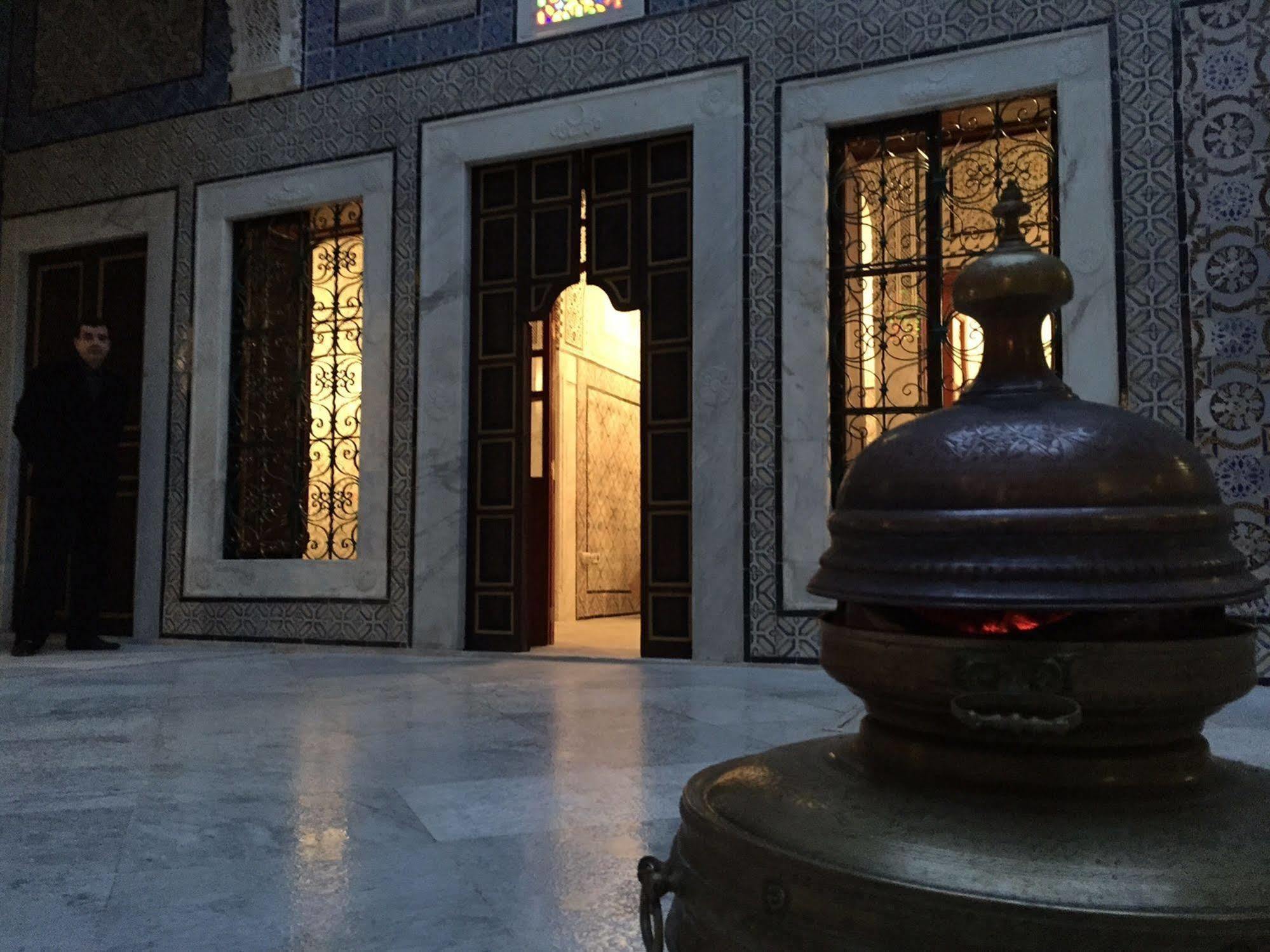 ホテル パレ バイラム チュニス エクステリア 写真 The entrance to the Sultanahmet Mosque