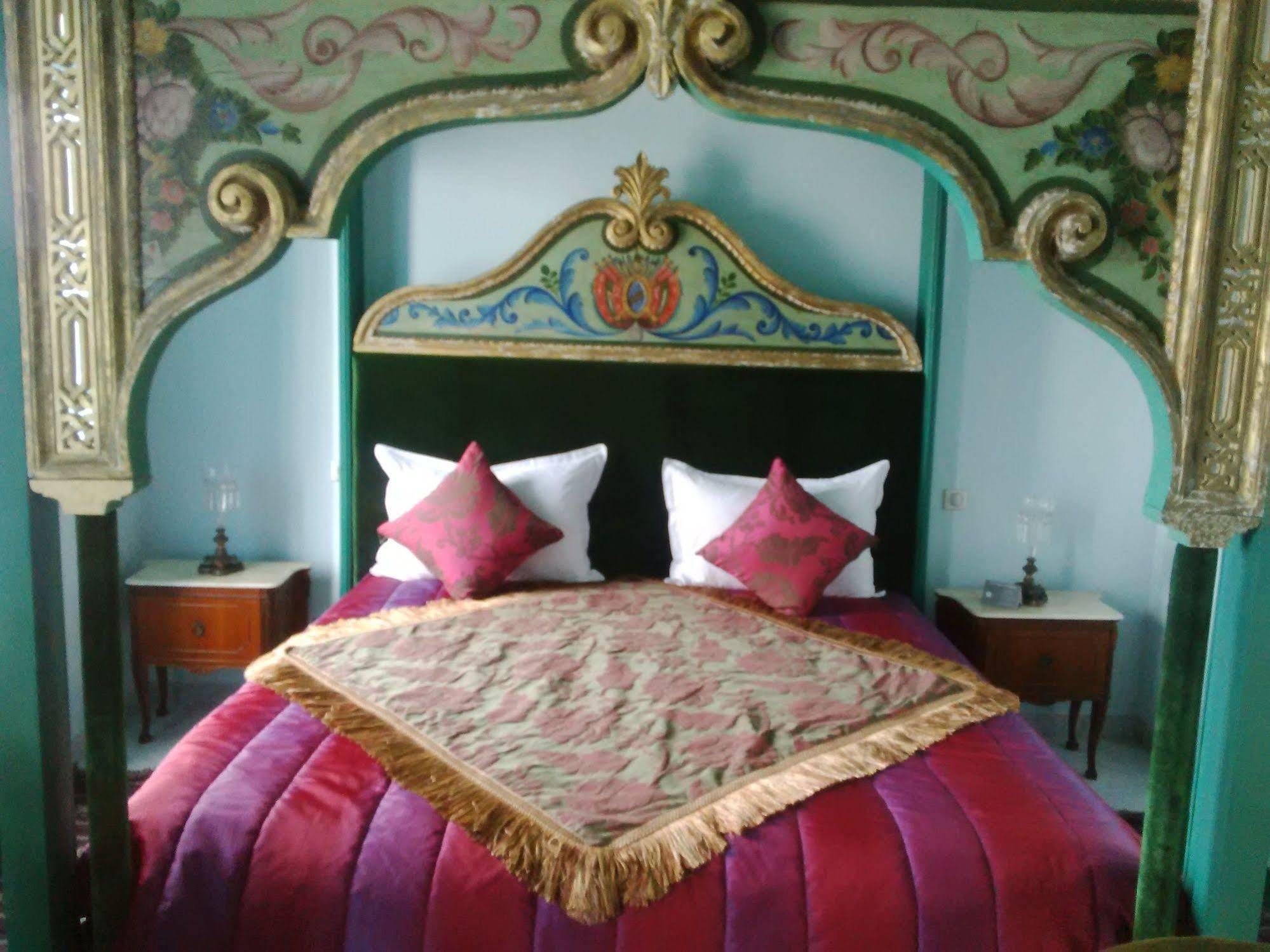 ホテル パレ バイラム チュニス エクステリア 写真 A bedroom in the hotel
