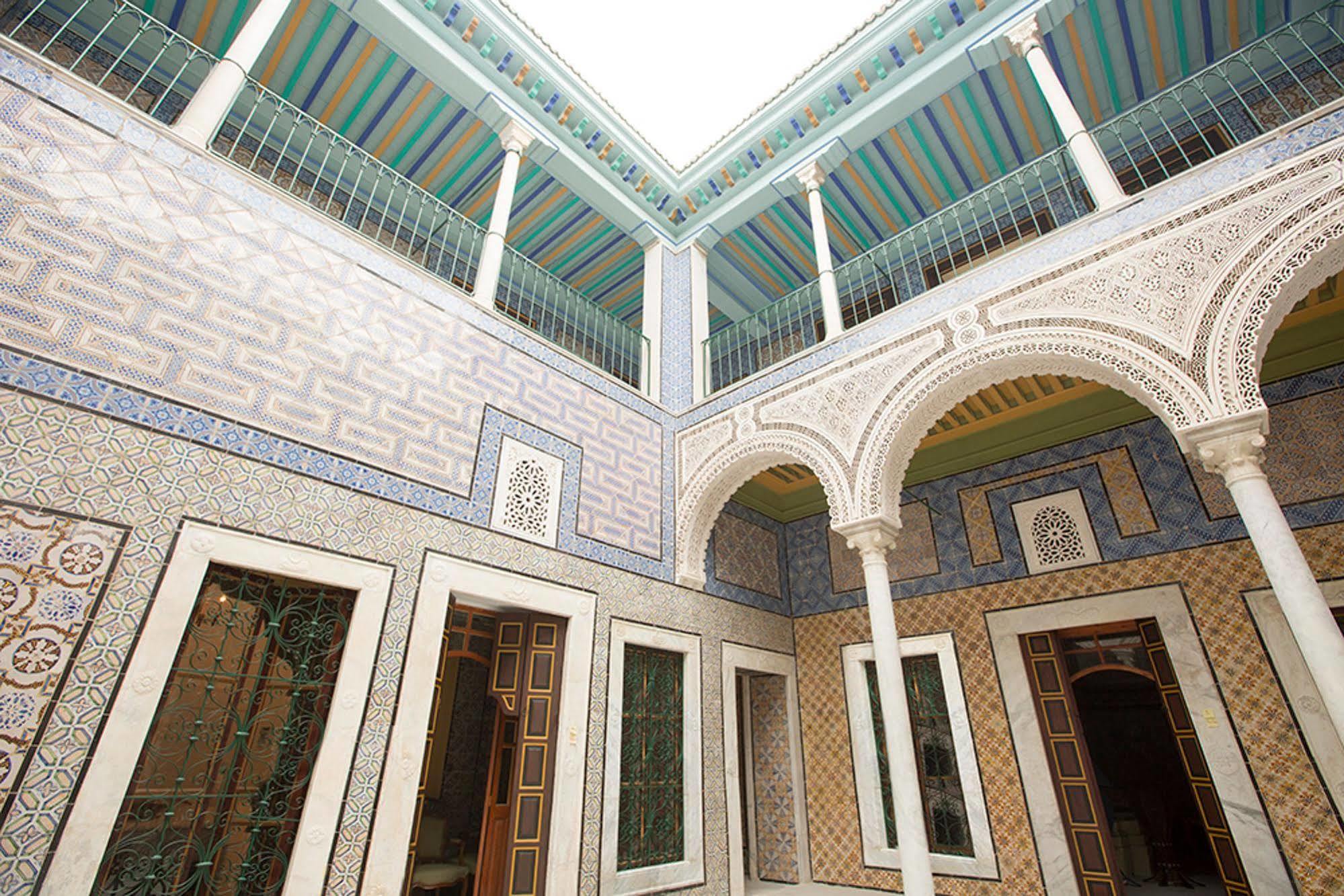 ホテル パレ バイラム チュニス エクステリア 写真 The courtyard of the Dar Ben Abdallah