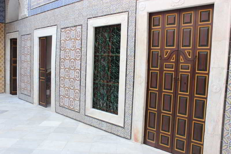 ホテル パレ バイラム チュニス エクステリア 写真 Doors of the mausoleum