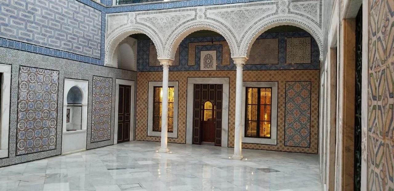 ホテル パレ バイラム チュニス エクステリア 写真 The courtyard of the palace